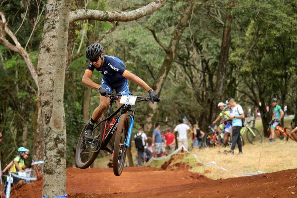 Barre de musculation contre haltères : le duel